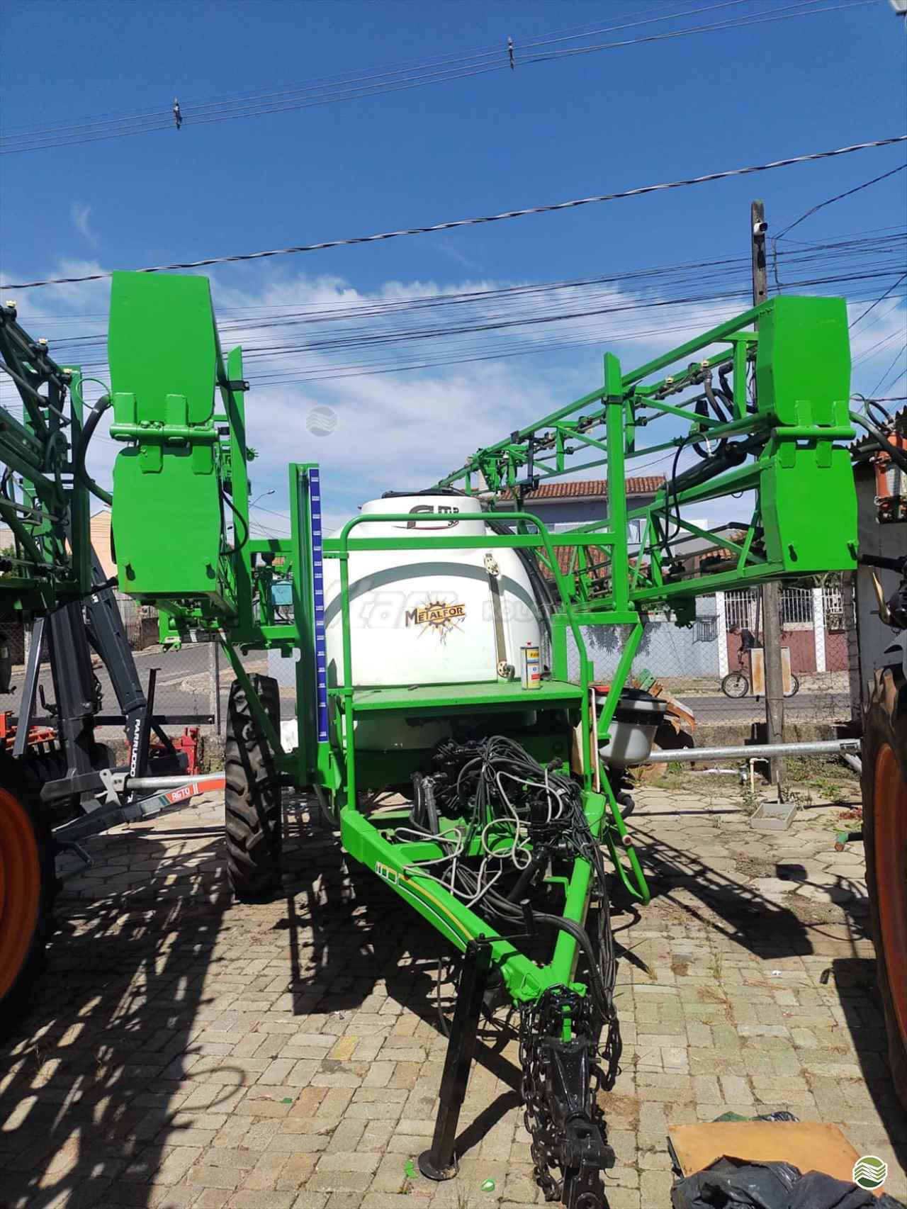 PULVERIZADOR METALFOR FUTUR 3000 Arrasto Rolatrek Implementos Agrícolas - Stara CASTRO PARANÁ PR